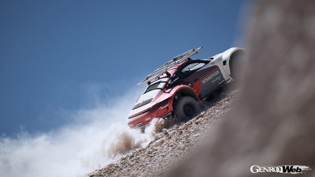 チリのオホス・デル・サラード火山に挑戦した、911 カレラ 4Sをベースの「ドリス」と「エディス」。最高地へのアタックは「エディス」が行った。