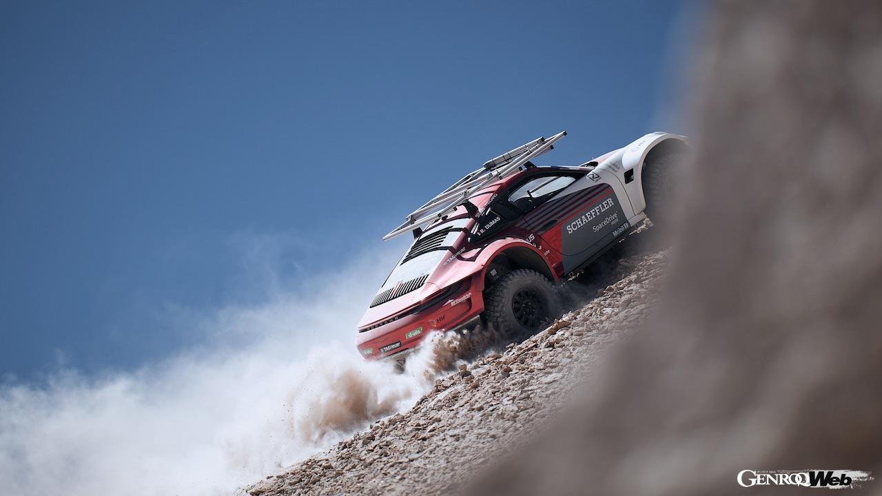 チリのオホス・デル・サラード火山に挑戦した、911 カレラ 4Sをベースの「ドリス」と「エディス」。最高地へのアタックは「エディス」が行った。