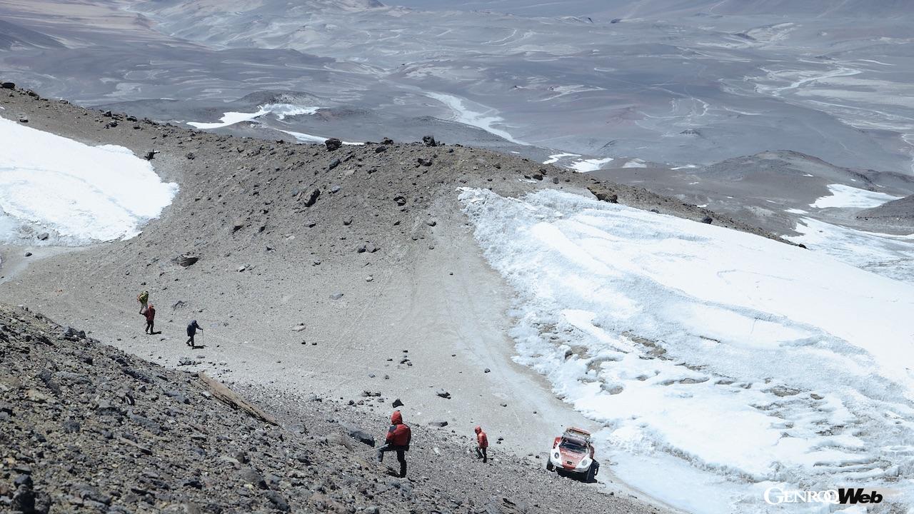 チリのオホス・デル・サラード火山に挑戦した、911 カレラ 4Sをベースの「ドリス」と「エディス」。最高地へのアタックは「エディス」が行った。