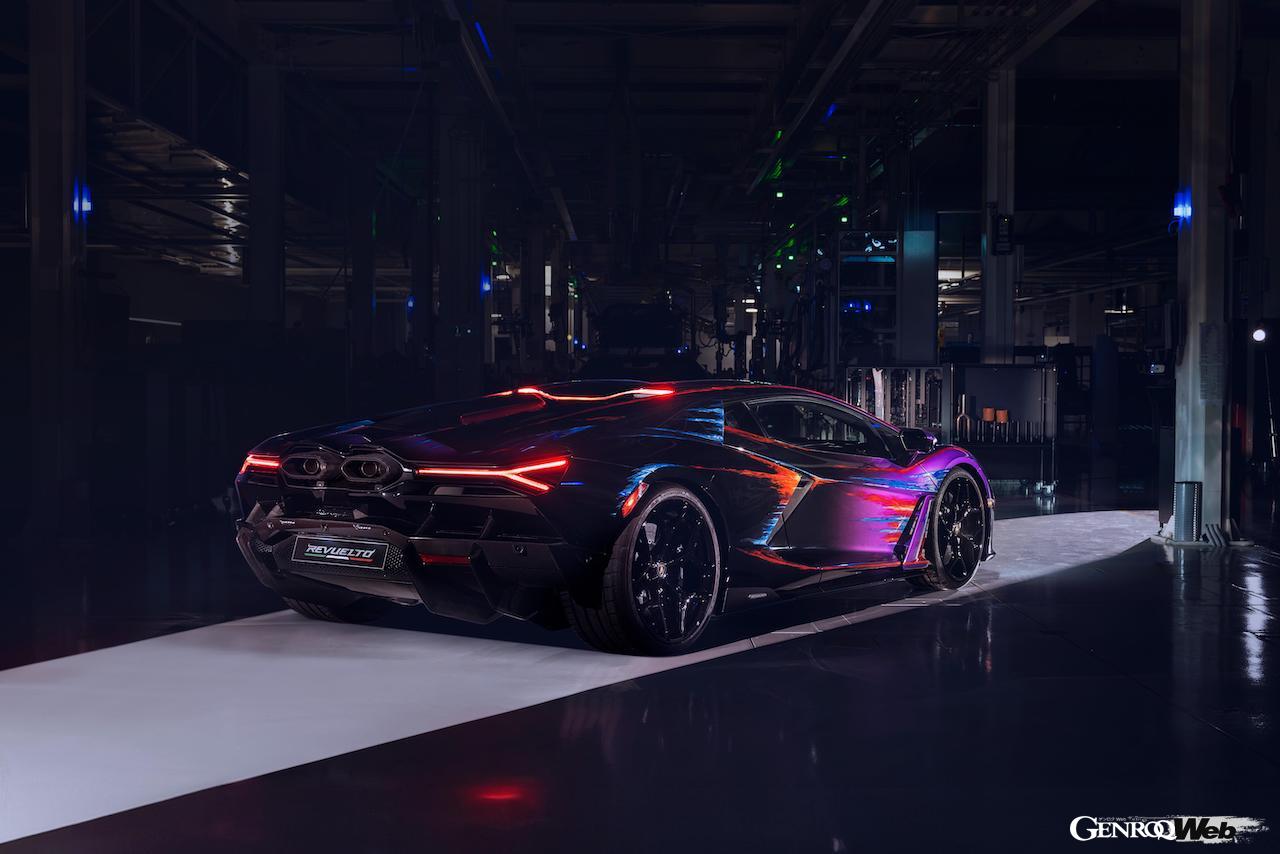 ランボルギーニがハンドペイントによるアート作品「レヴエルト オペラ