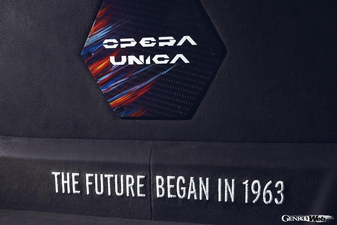 コクピットもエクステリアと同じ暖色と寒色のカラーテーマでまとめられた。レザーインテリアは、ネロ・アデとヴィオラ・アクータスのツートンカラーがチョイスされた。