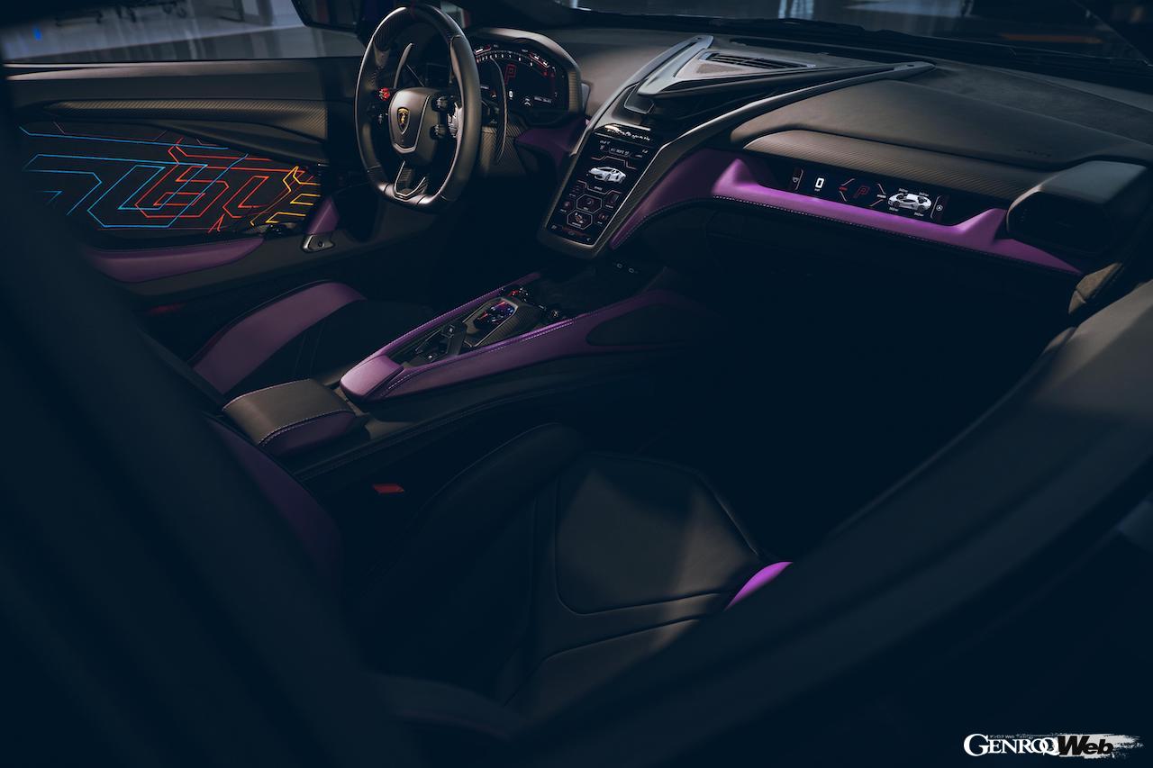 コクピットもエクステリアと同じ暖色と寒色のカラーテーマでまとめられた。レザーインテリアは、ネロ・アデとヴィオラ・アクータスのツートンカラーがチョイスされた。