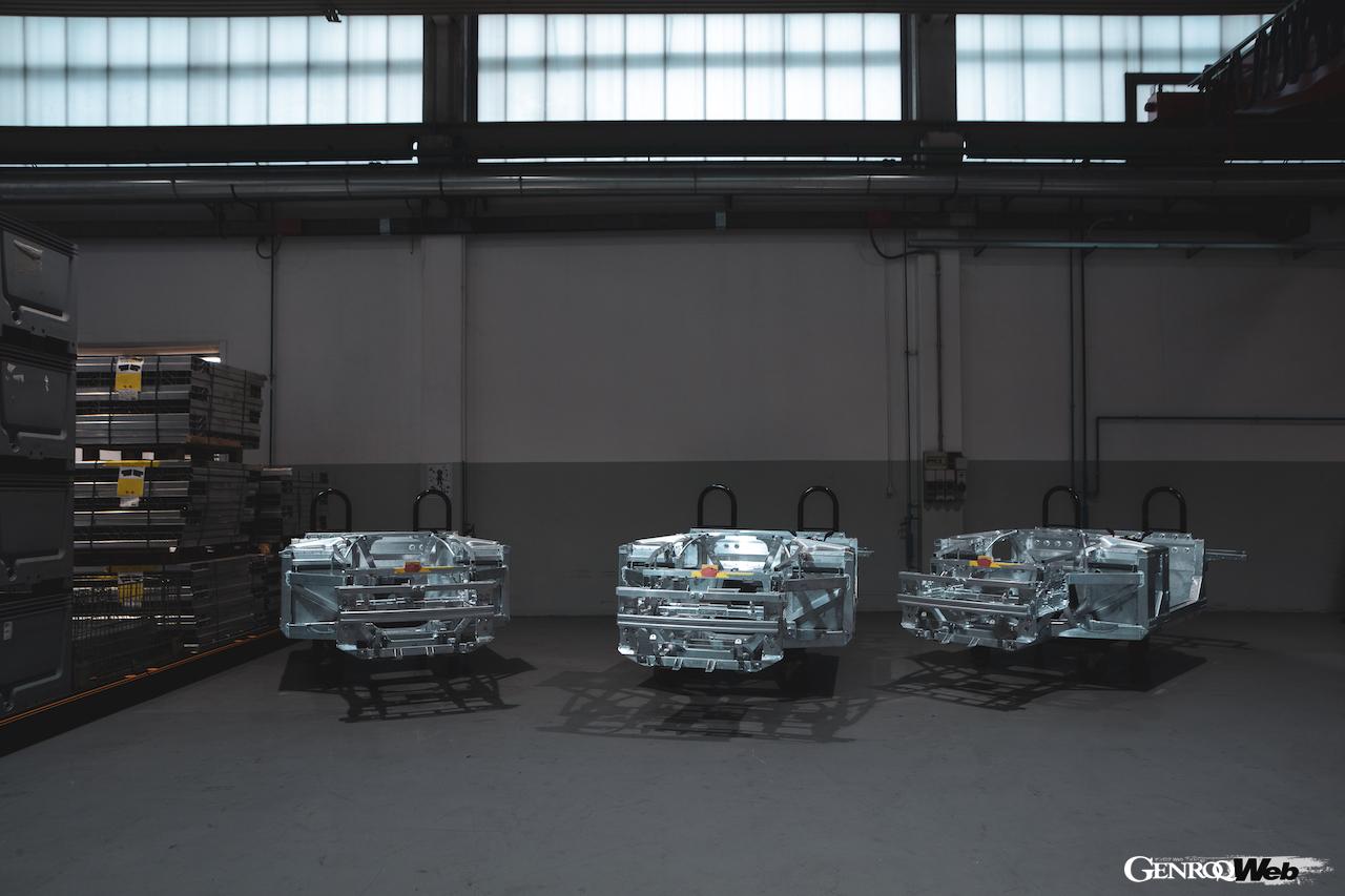 AC コブラ GT ロードスターのために、ACカーズは高剛性・超軽量のアルミニウム製スペースフレームシャシーを新たに開発した。