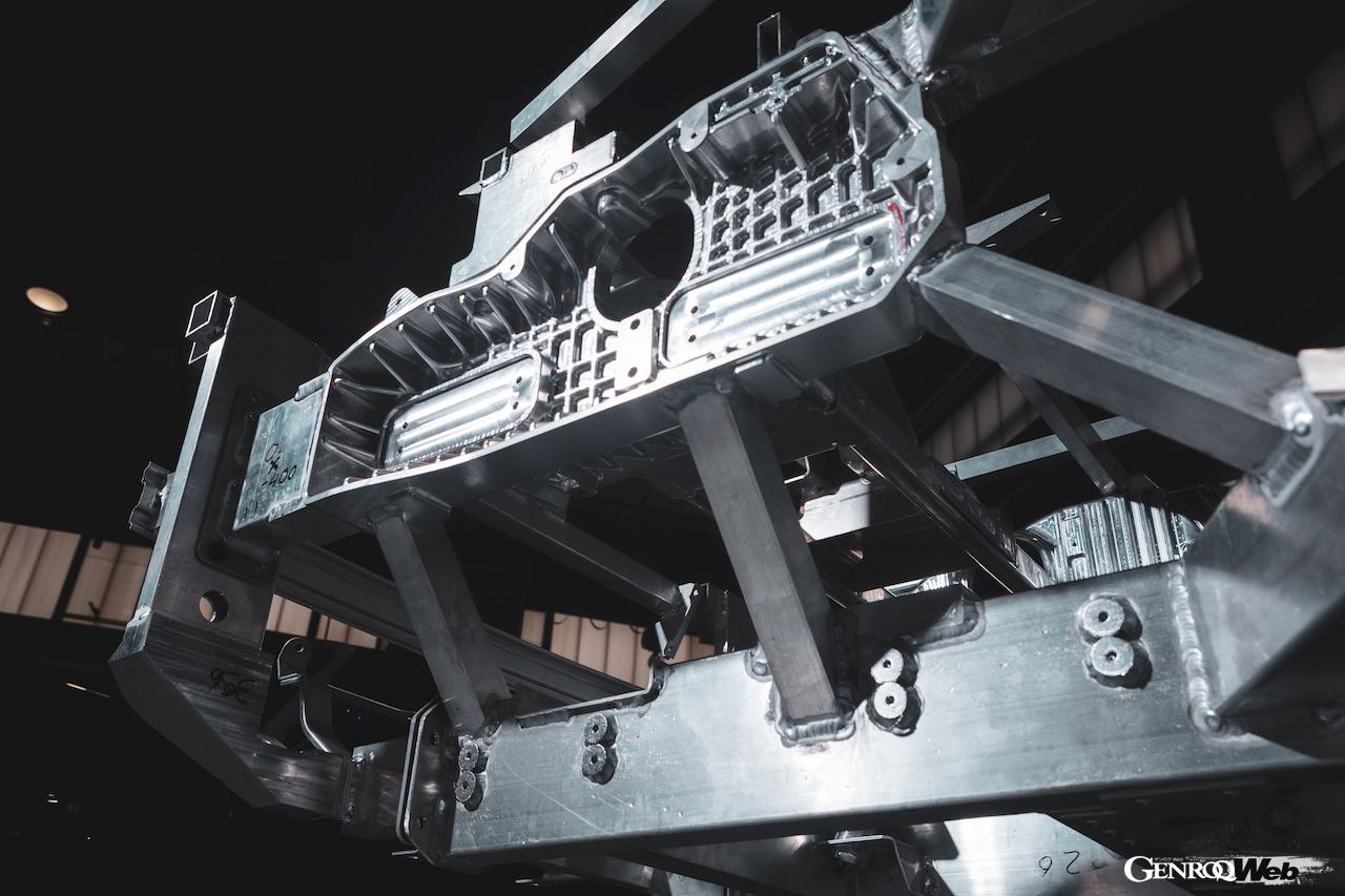 AC コブラ GT ロードスターのために、ACカーズは高剛性・超軽量のアルミニウム製スペースフレームシャシーを新たに開発した。