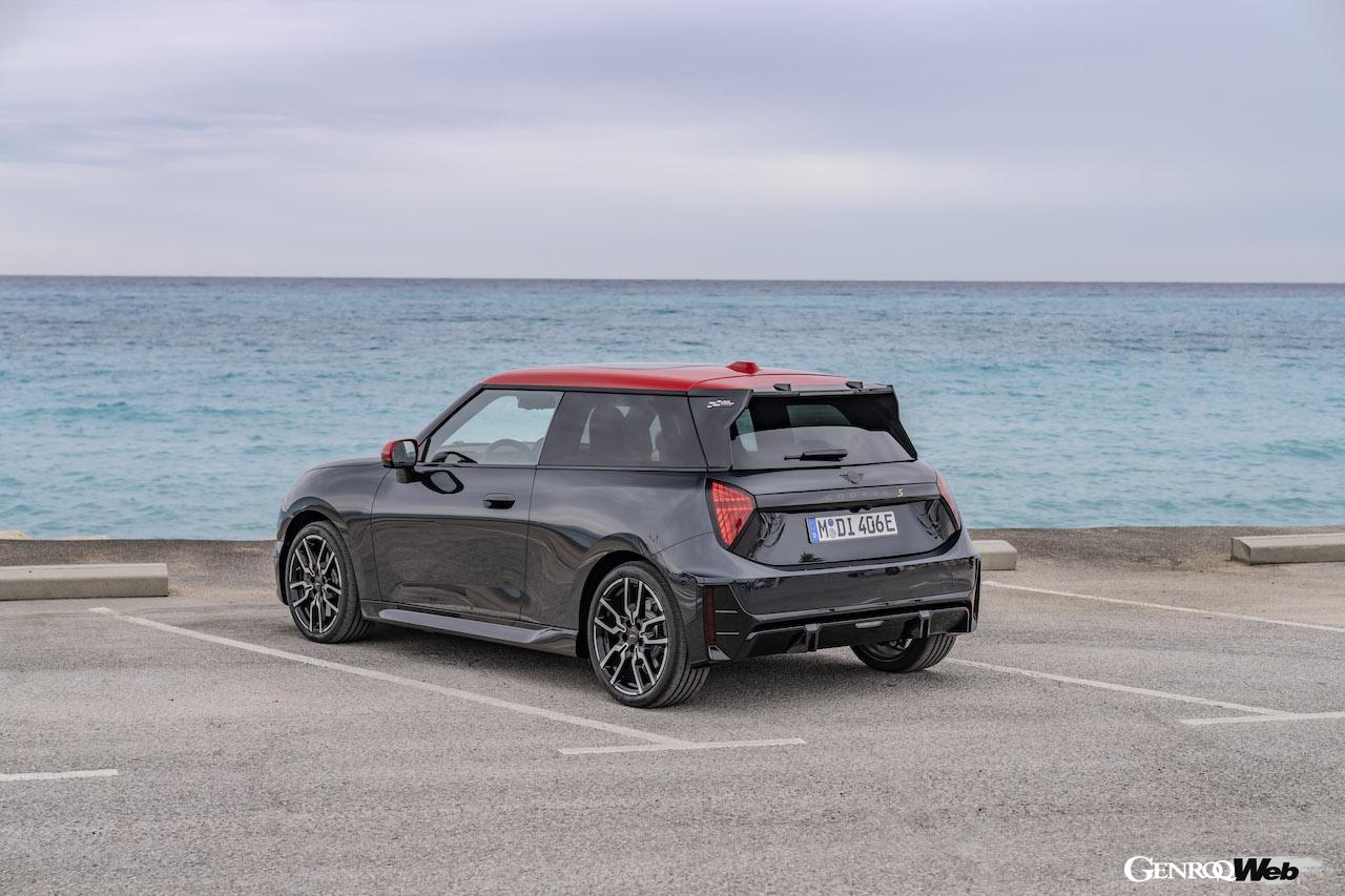 「ジョン・クーパー・ワークス・トリム」を装着した「MINI クーパー SE」のエクステリア。