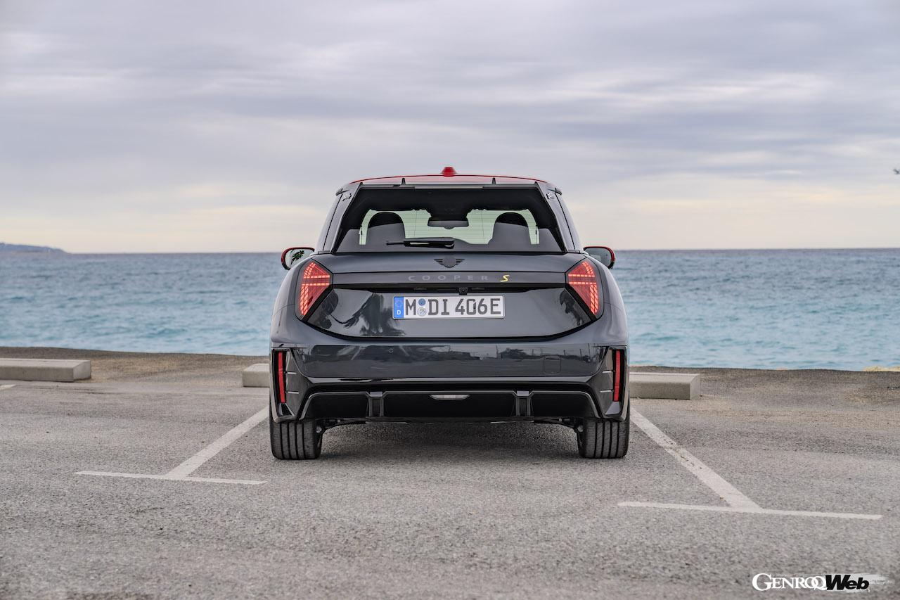「ジョン・クーパー・ワークス・トリム」を装着した「MINI クーパー SE」のエクステリア。