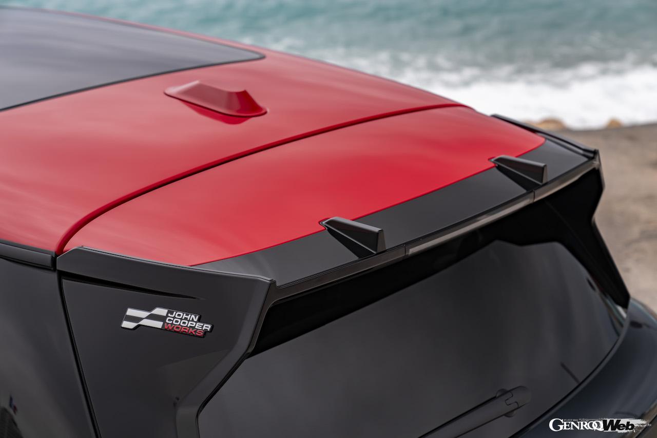 「ジョン・クーパー・ワークス・トリム」を装着した「MINI クーパー SE」のエクステリア。