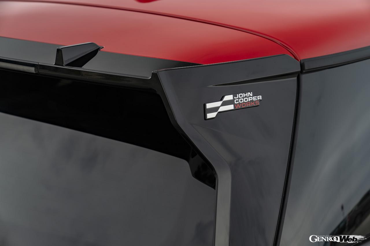 「ジョン・クーパー・ワークス・トリム」を装着した「MINI クーパー SE」のエクステリア。