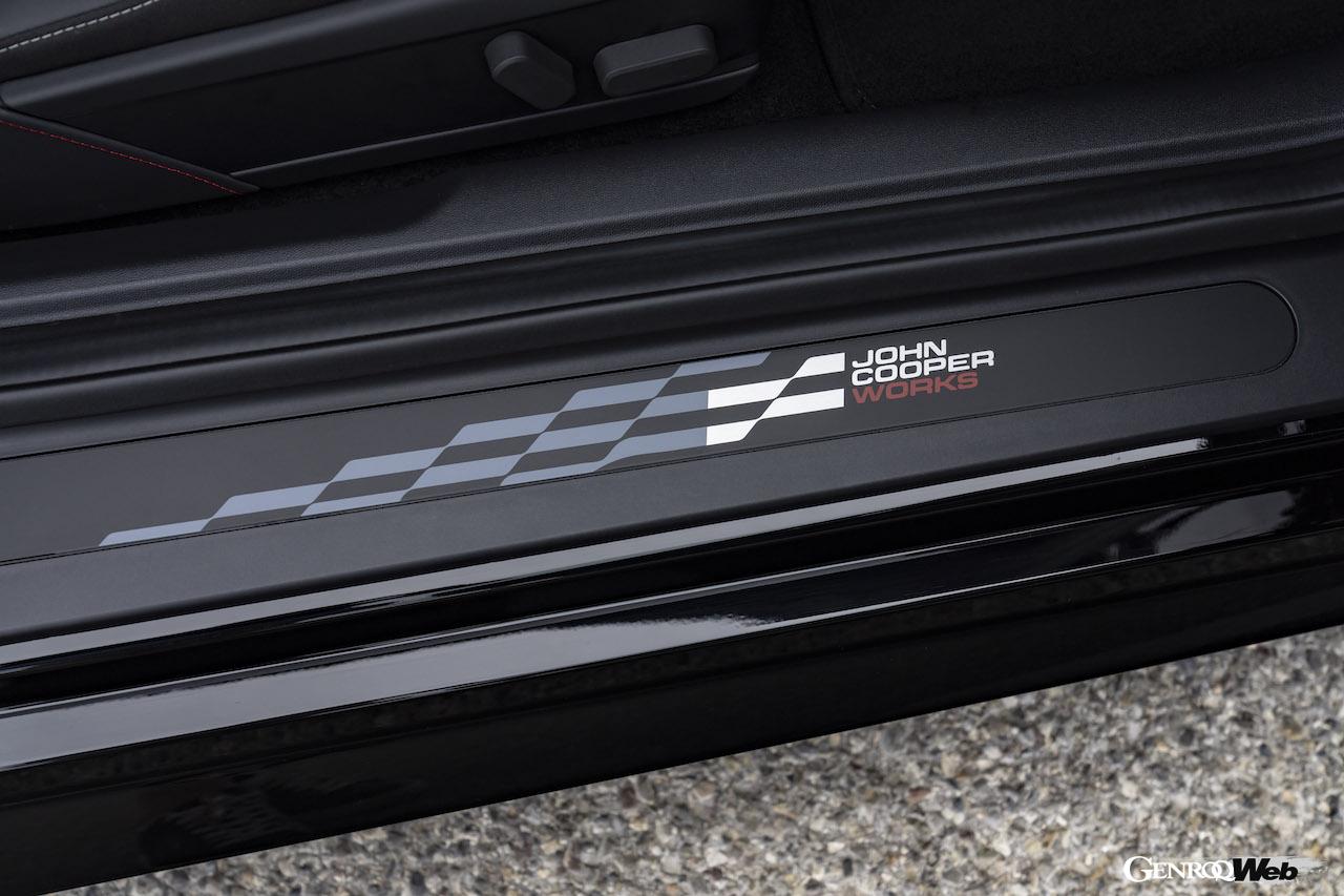 「ジョン・クーパー・ワークス・トリム」を装着した「MINI クーパー SE」のインテリア。