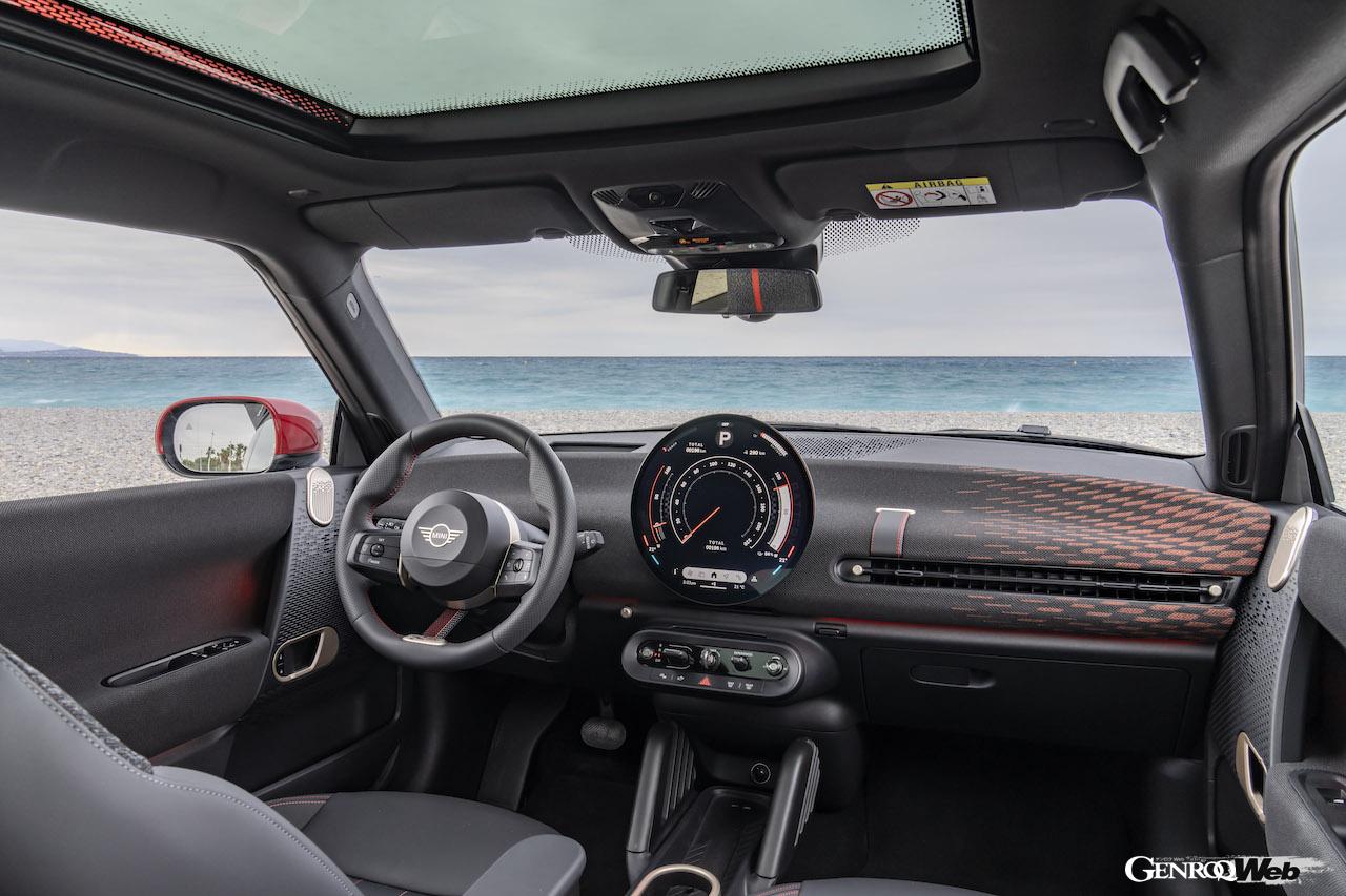 「ジョン・クーパー・ワークス・トリム」を装着した「MINI クーパー SE」のインテリア。