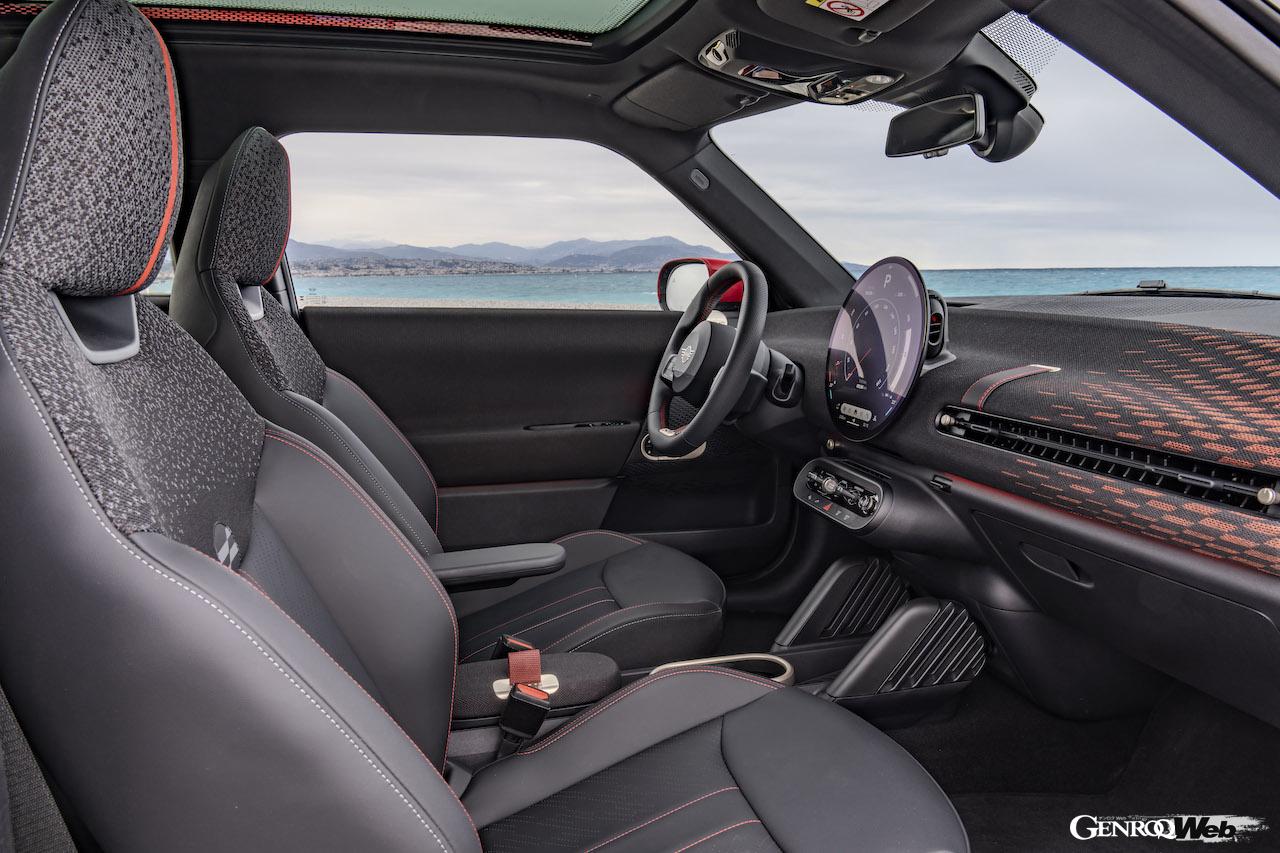 「ジョン・クーパー・ワークス・トリム」を装着した「MINI クーパー SE」のインテリア。