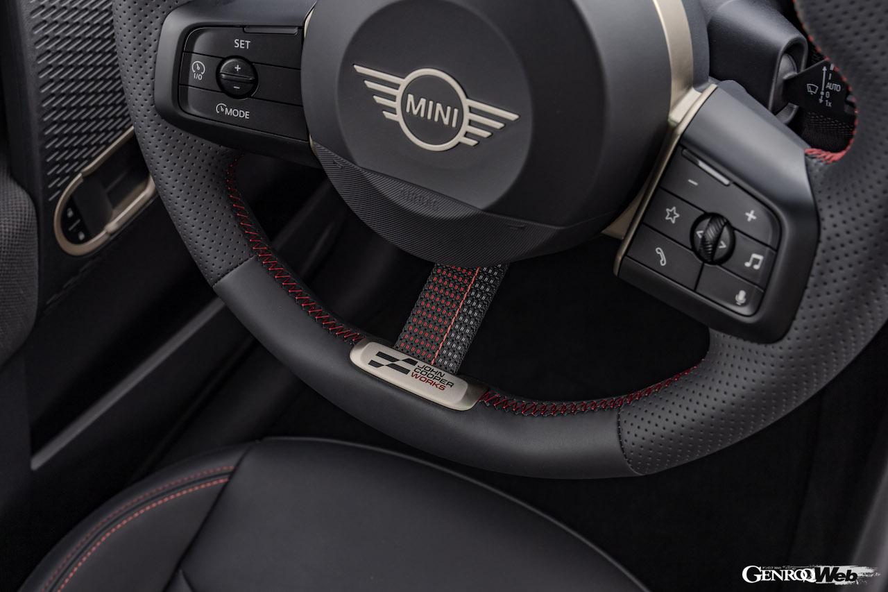 「ジョン・クーパー・ワークス・トリム」を装着した「MINI クーパー SE」のインテリア。