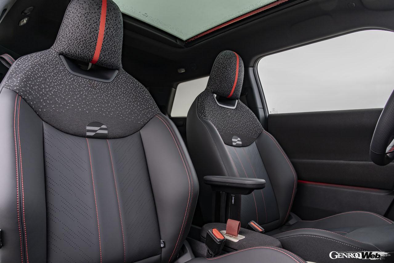 「ジョン・クーパー・ワークス・トリム」を装着した「MINI クーパー SE」のインテリア。