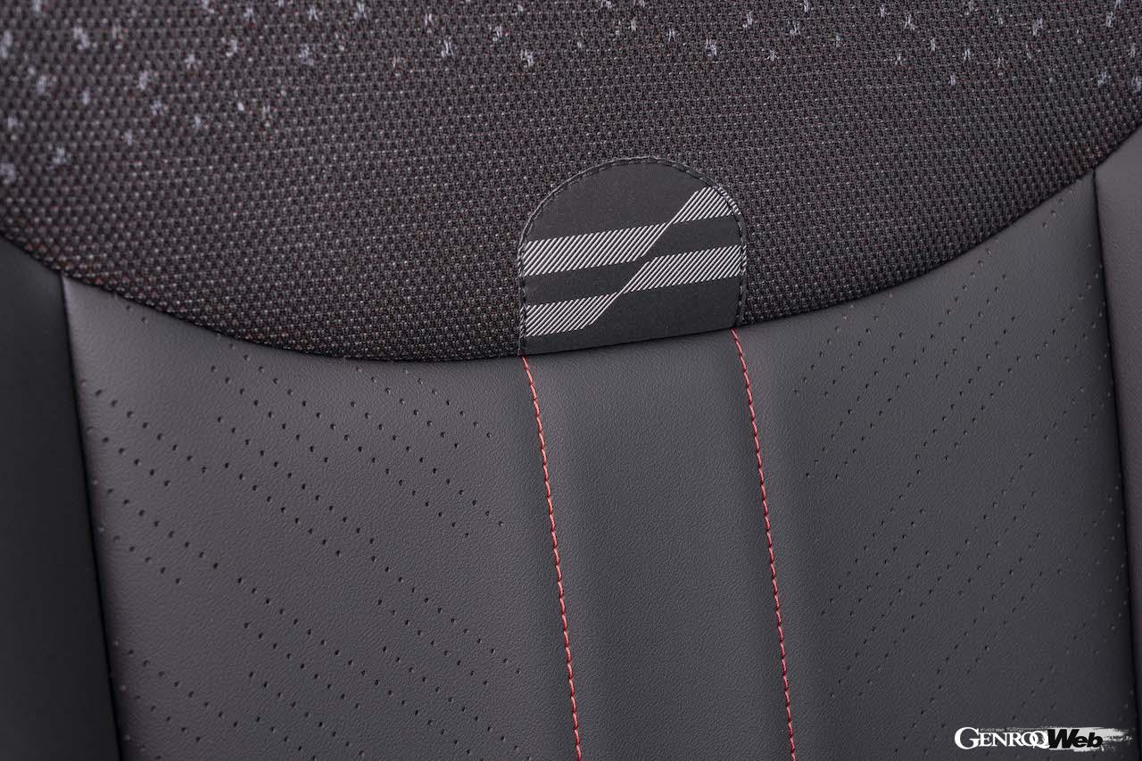 「ジョン・クーパー・ワークス・トリム」を装着した「MINI クーパー SE」のインテリア。