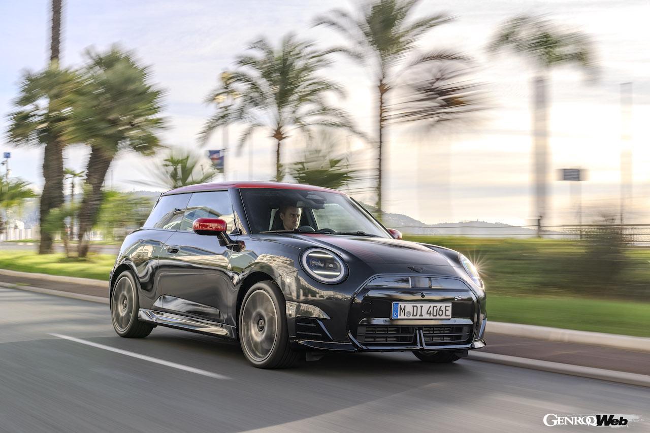 「ジョン・クーパー・ワークス・トリム」を装着した「MINI クーパー SE」のエクステリア。