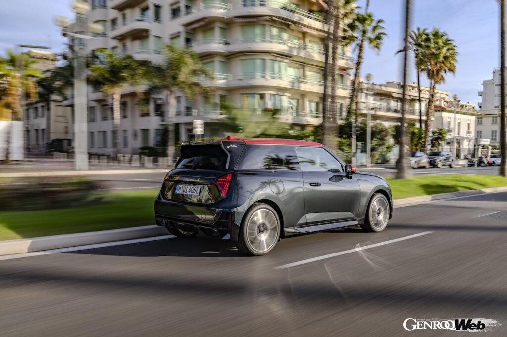 「ジョン・クーパー・ワークス・トリム」を装着した「MINI クーパー SE」のエクステリア。