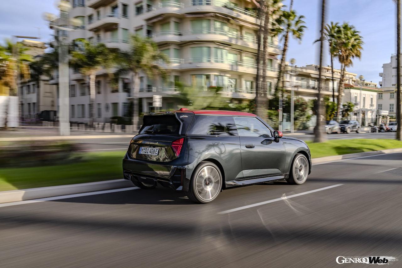 「ジョン・クーパー・ワークス・トリム」を装着した「MINI クーパー SE」のエクステリア。