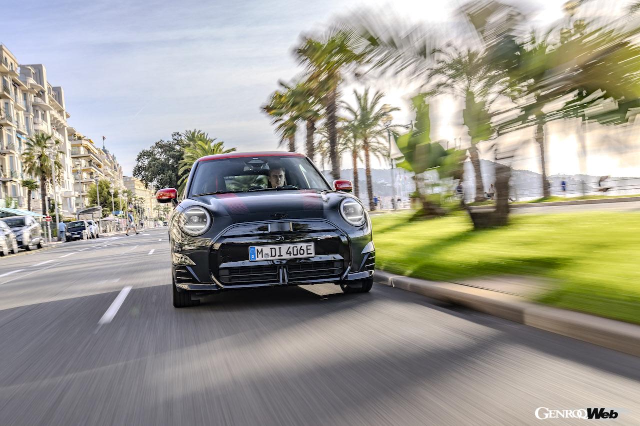 「ジョン・クーパー・ワークス・トリム」を装着した「MINI クーパー SE」のエクステリア。