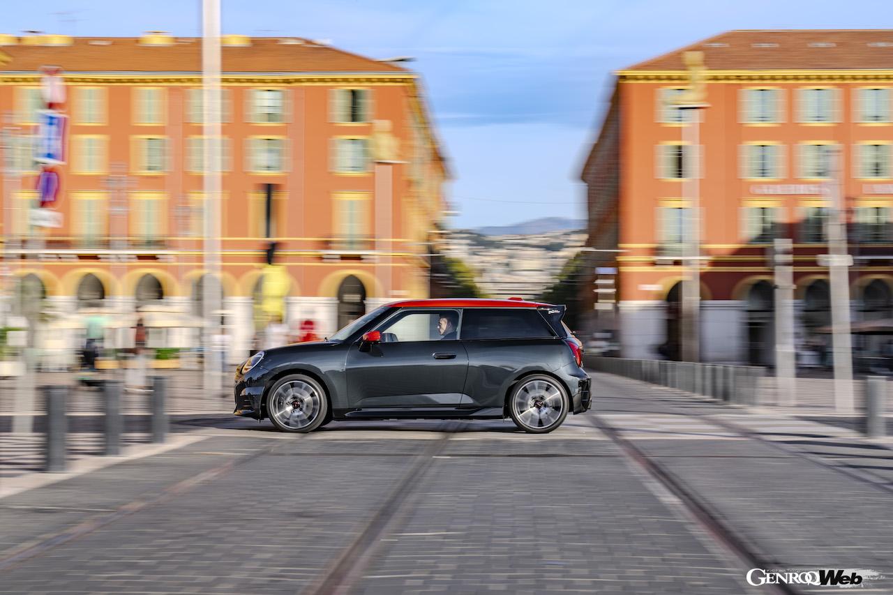 「ジョン・クーパー・ワークス・トリム」を装着した「MINI クーパー SE」のエクステリア。