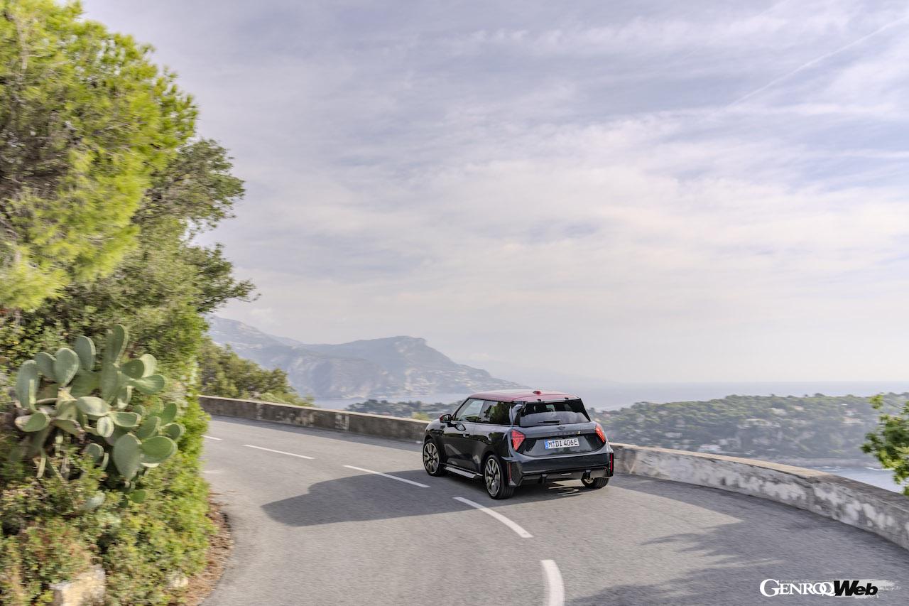 「ジョン・クーパー・ワークス・トリム」を装着した「MINI クーパー SE」のエクステリア。