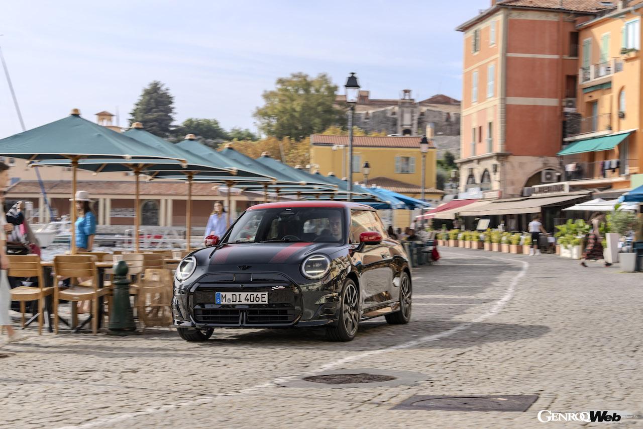 「ジョン・クーパー・ワークス・トリム」を装着した「MINI クーパー SE」のエクステリア。