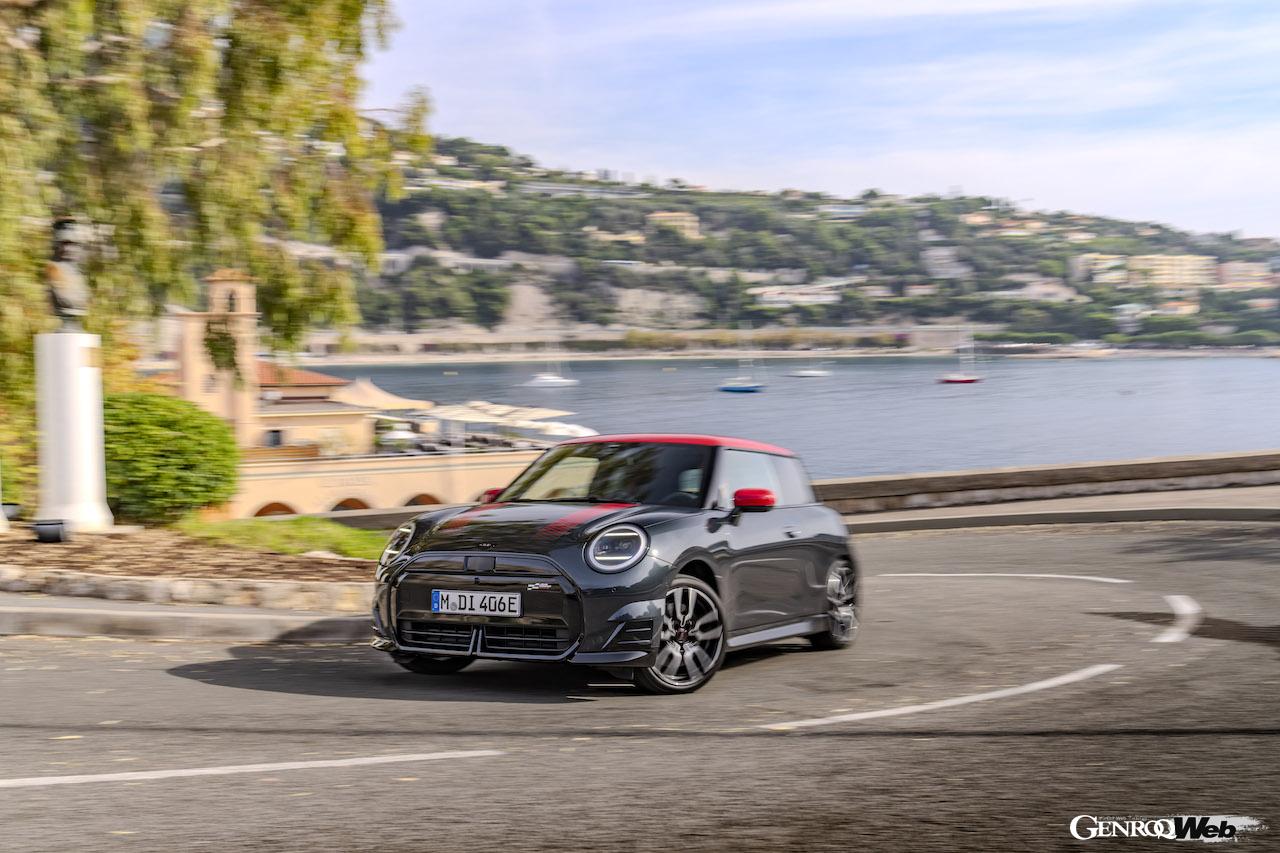 「ジョン・クーパー・ワークス・トリム」を装着した「MINI クーパー SE」のエクステリア。