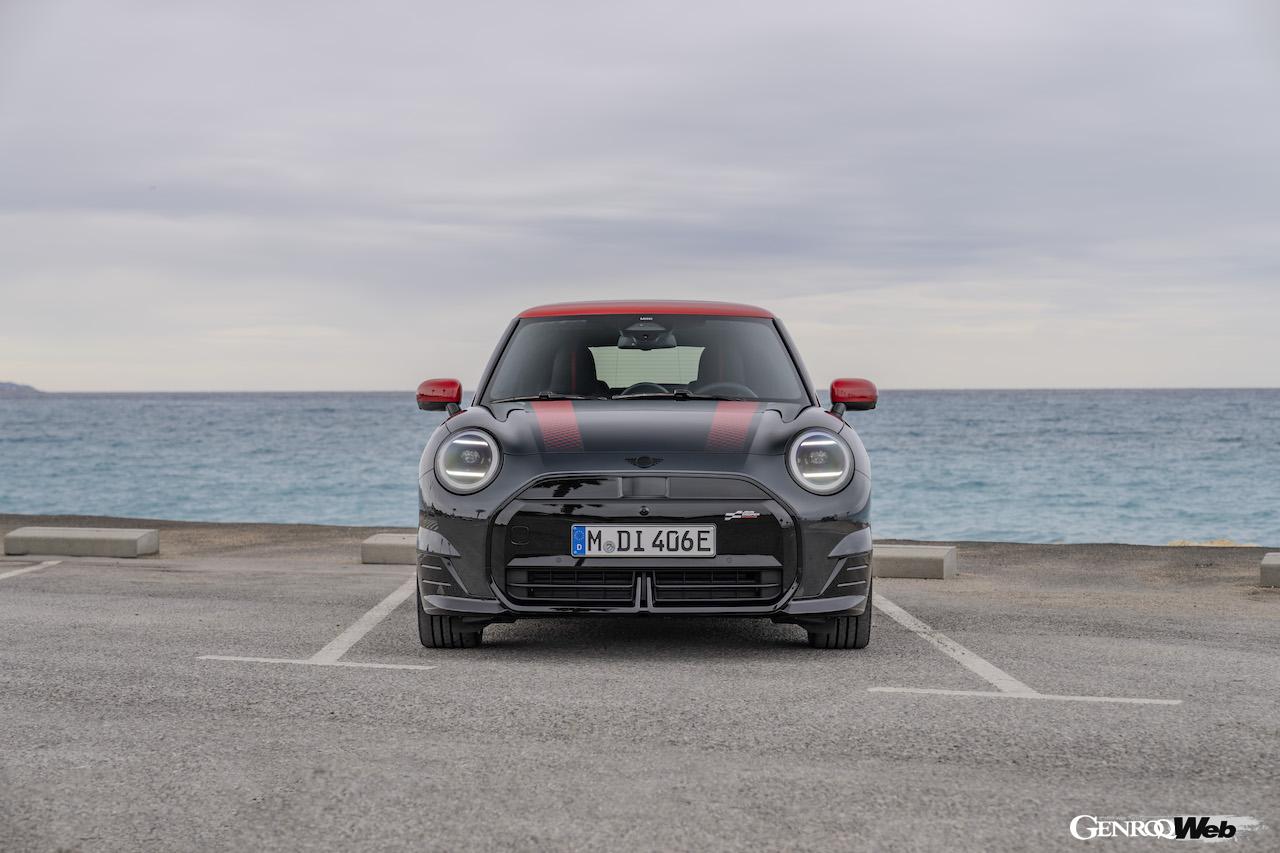 「ジョン・クーパー・ワークス・トリム」を装着した「MINI クーパー SE」のエクステリア。