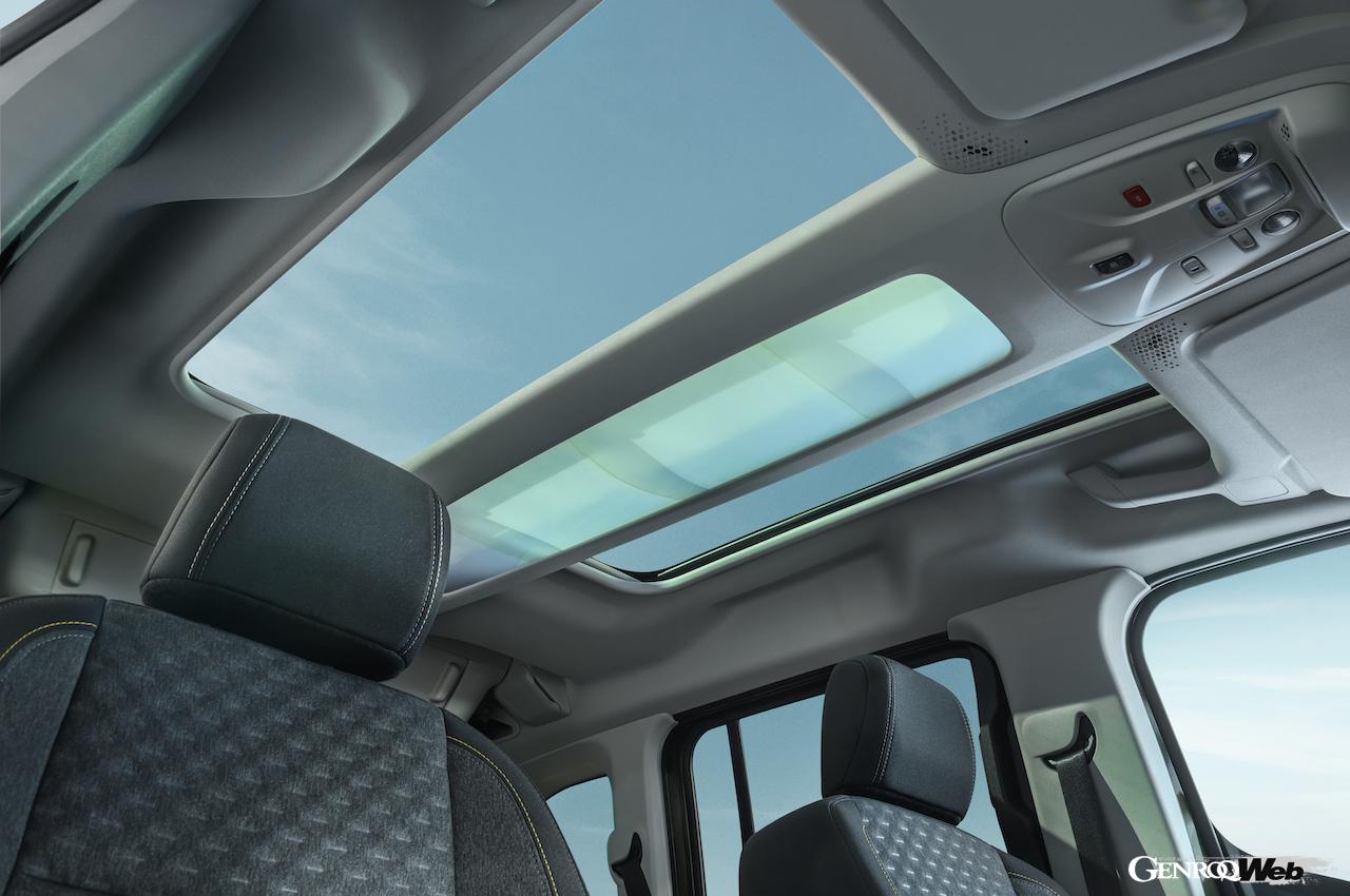 フル電動コンパクトミニバン「E-リフター」改良新型のインテリア。