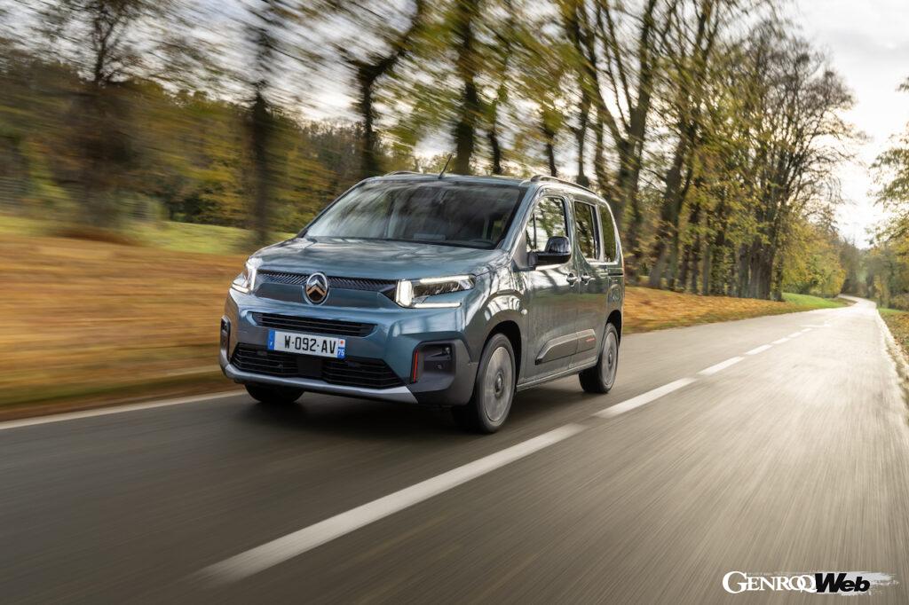 フル電動MPV「シトロエン E-ベルランゴ」改良新型の走行シーン。