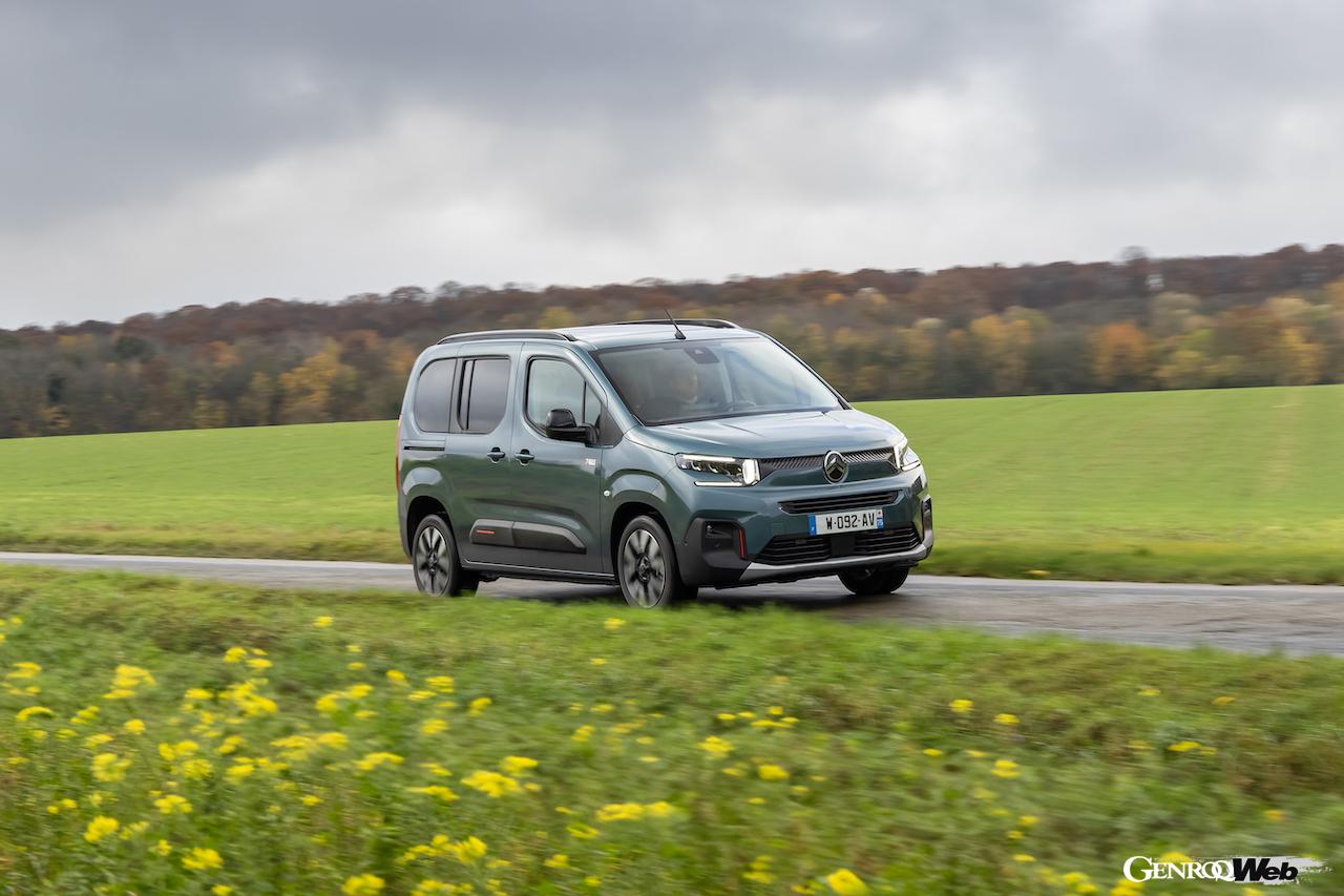 フル電動MPV「シトロエン E-ベルランゴ」改良新型の走行シーン。