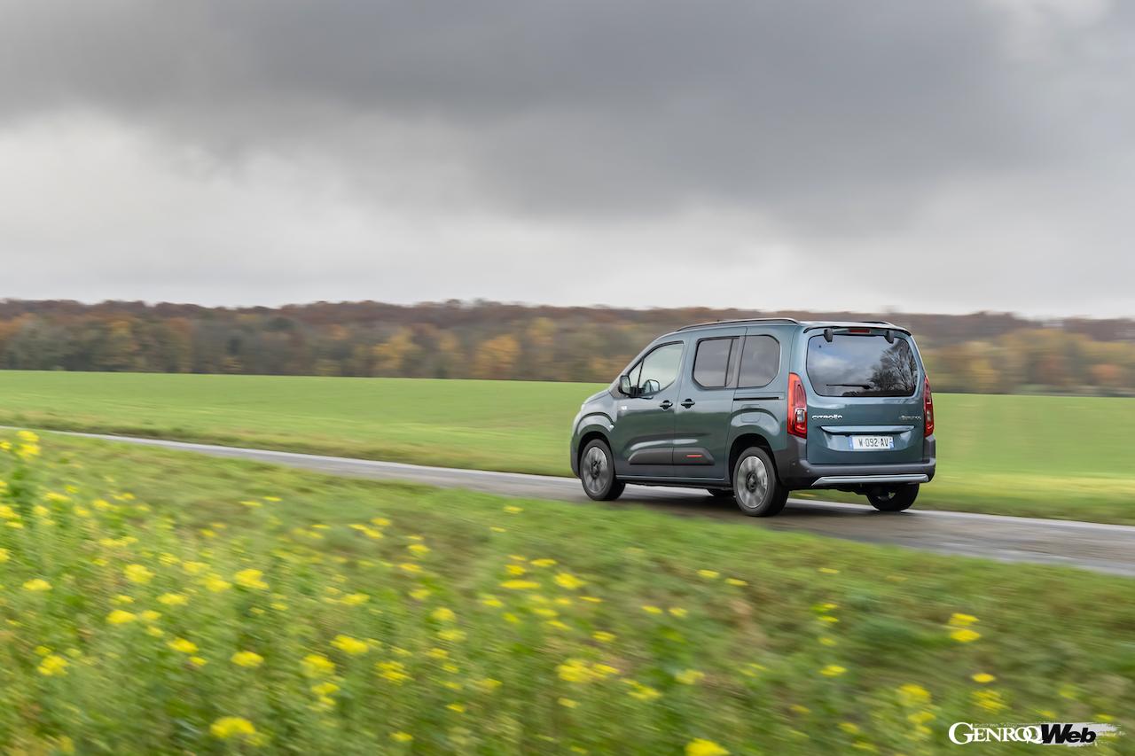 フル電動MPV「シトロエン E-ベルランゴ」改良新型の走行シーン。