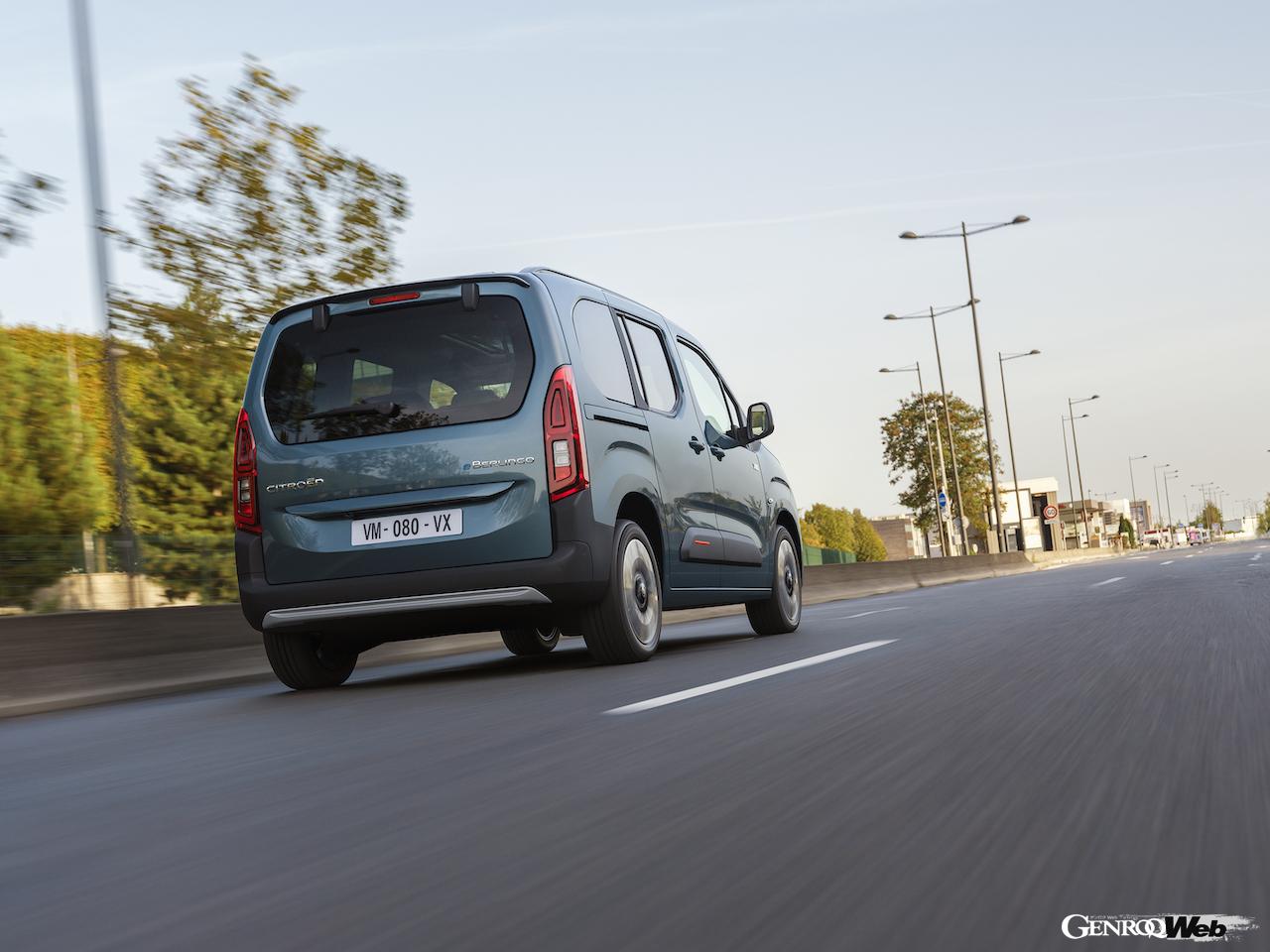 フル電動MPV「シトロエン E-ベルランゴ」改良新型の走行シーン。