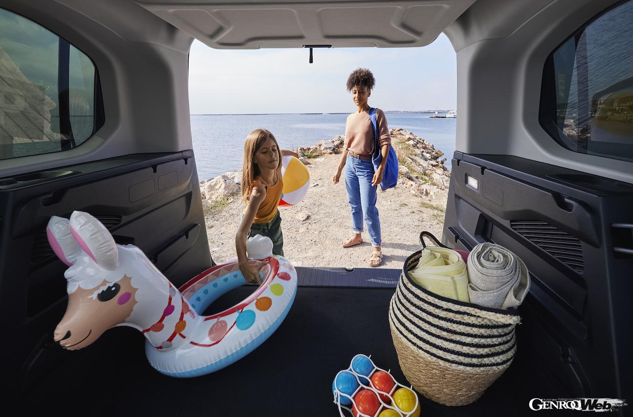 フル電動MPV「シトロエン E-ベルランゴ」改良新型のラゲッジスペース。