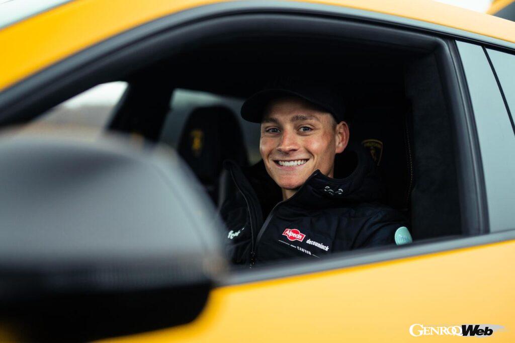 愛車のランボルギーニ ウルスをドライブするマチュー・ファン・デル・プール。