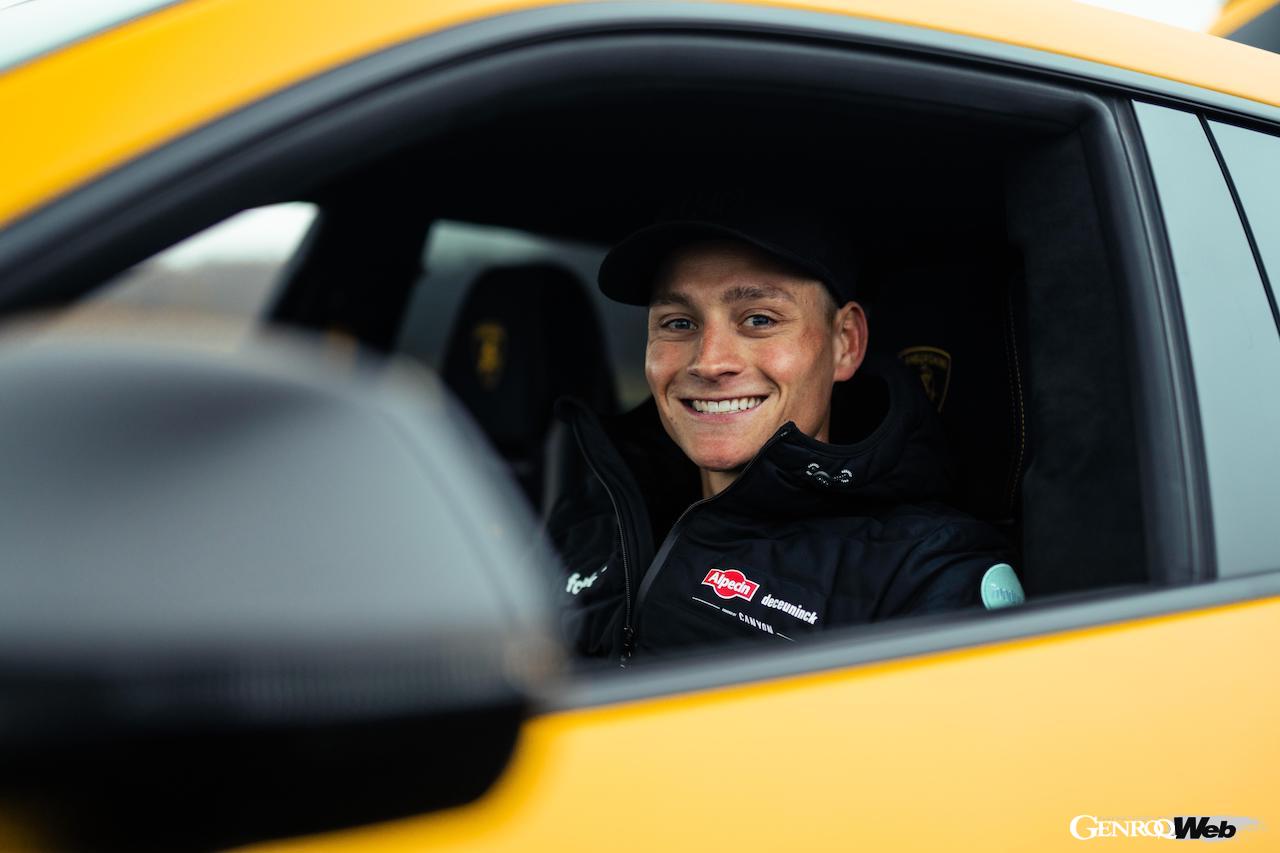 愛車のランボルギーニ ウルスをドライブするマチュー・ファン・デル・プール。