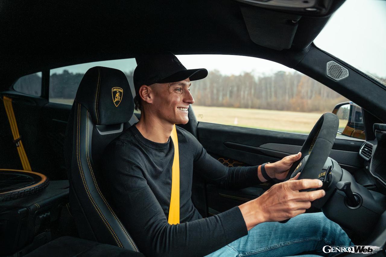 愛車のランボルギーニ ウルスをドライブするマチュー・ファン・デル・プール。