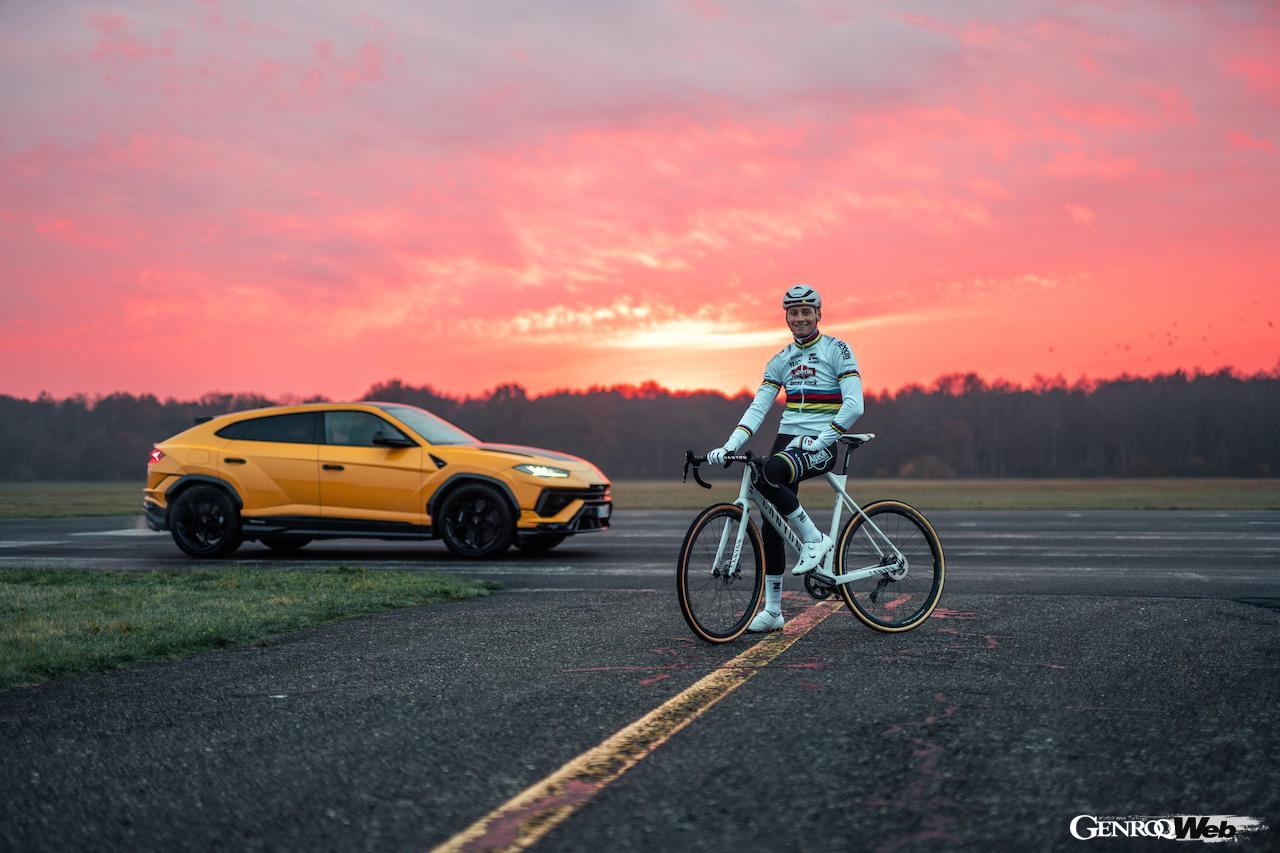 マチュー・ファン・デル・プールと愛車のランボルギーニ ウルス。