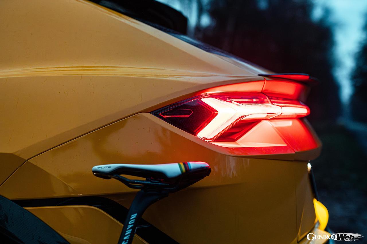 マチュー・ファン・デル・プールと愛車のランボルギーニ ウルス。