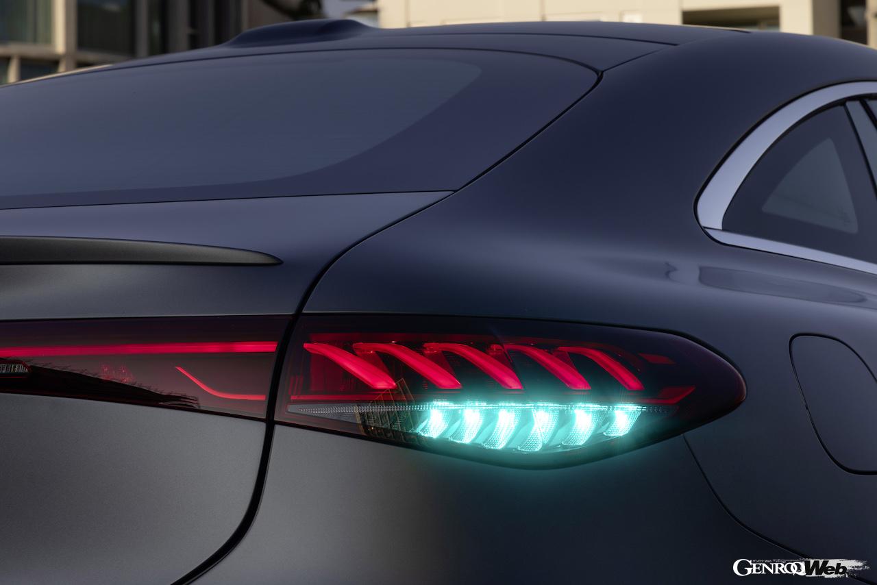 「ターコイズブルー」の自動運転用マーカーライトが搭載された、メルセデス・ベンツ EQS。