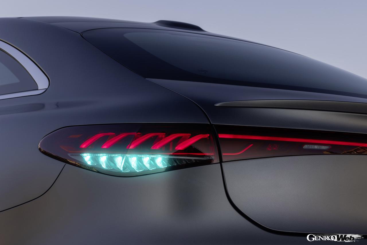 「ターコイズブルー」の自動運転用マーカーライトが搭載された、メルセデス・ベンツ EQS。