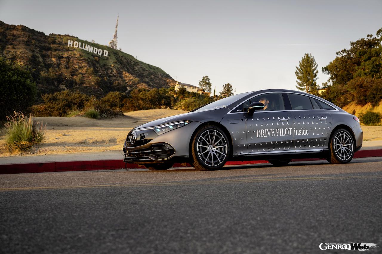 「ターコイズブルー」の自動運転用マーカーライトが搭載された、メルセデス・ベンツ EQS。