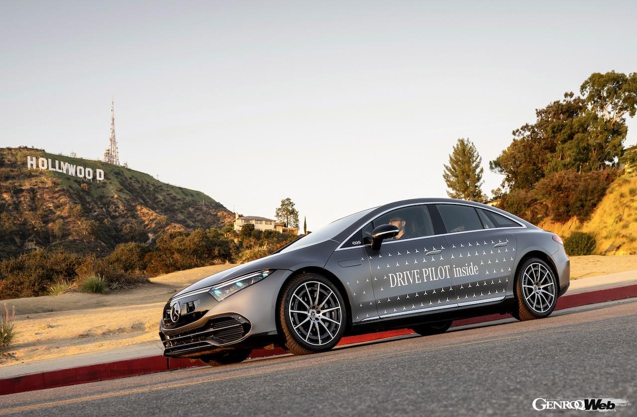 「ターコイズブルー」の自動運転用マーカーライトが搭載された、メルセデス・ベンツ EQS。