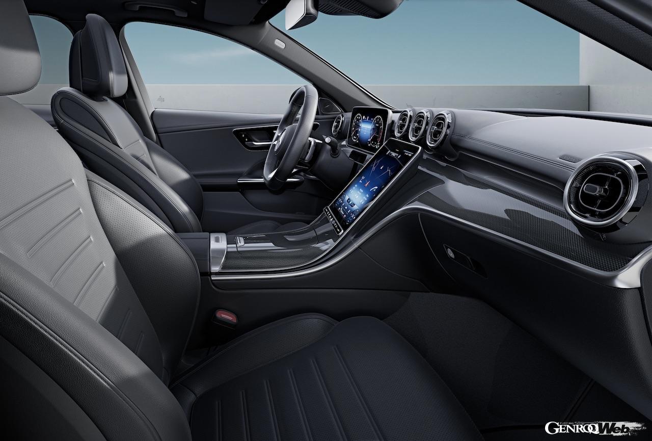 C 350 e スポーツは、EVモードでの走行時、モーター走行での限界点を知らせる「プレッシャポイント機能」を備えた「インテリジェント・アクセルペダル」が搭載される。