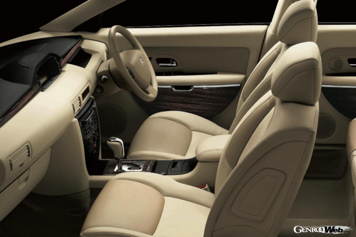 独創的なエクステリアもいいが、著者がかつて所有したクリーム内装もいい。