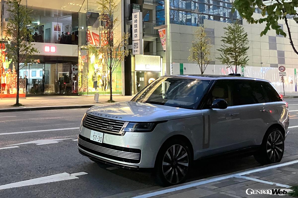 4.4リッターV8ガソリンターボを積むP530のビジネスクラスのような快適性が味わえる4シートSVシグネチャースイートを装着した最上級仕様LWB「レンジローバーSV」。