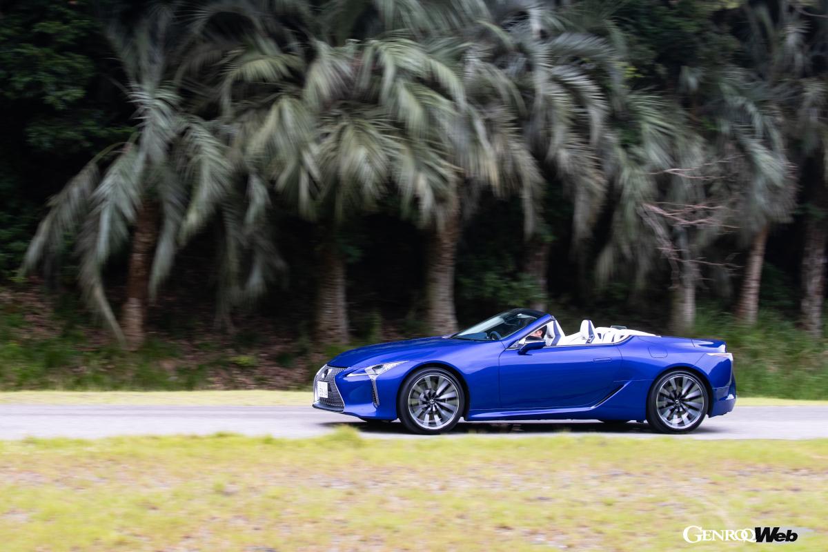 優雅なフォルムのLC500コンバーチブル。オープンボディでも剛性は高い。