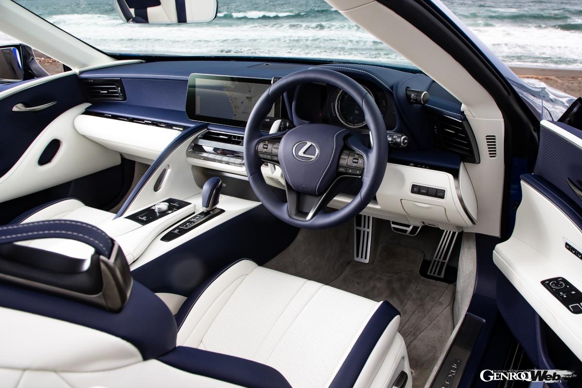 LCならブルーとホワイトという華やかな内装もよく似合う。