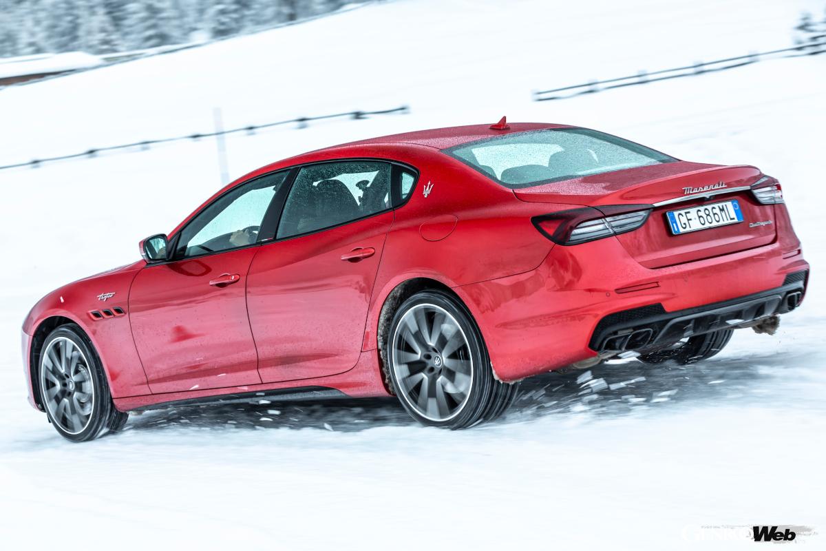 ときにジェントルに、ときに力強く、ドライバーが求めるトルクをふんだんに生み出すV8エンジンはラグジュアリーとスポーツが同居する奇跡のサルーンを生み出した。