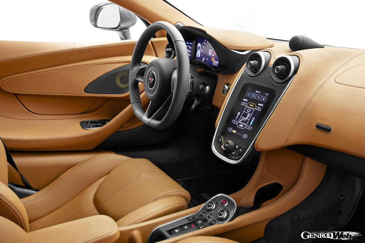 第2世代に進化したモノコックは、ドライバーとパッセンジャーの乗降性を高めるため、サイドシルの高さを低減するなど、実用面での改良が施されていることも見逃せない。