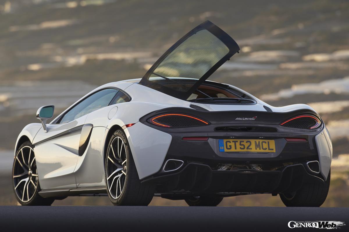 リヤにハッチゲートを設けて、新たに220Lのラゲッジスペースが確保された「570GT」。